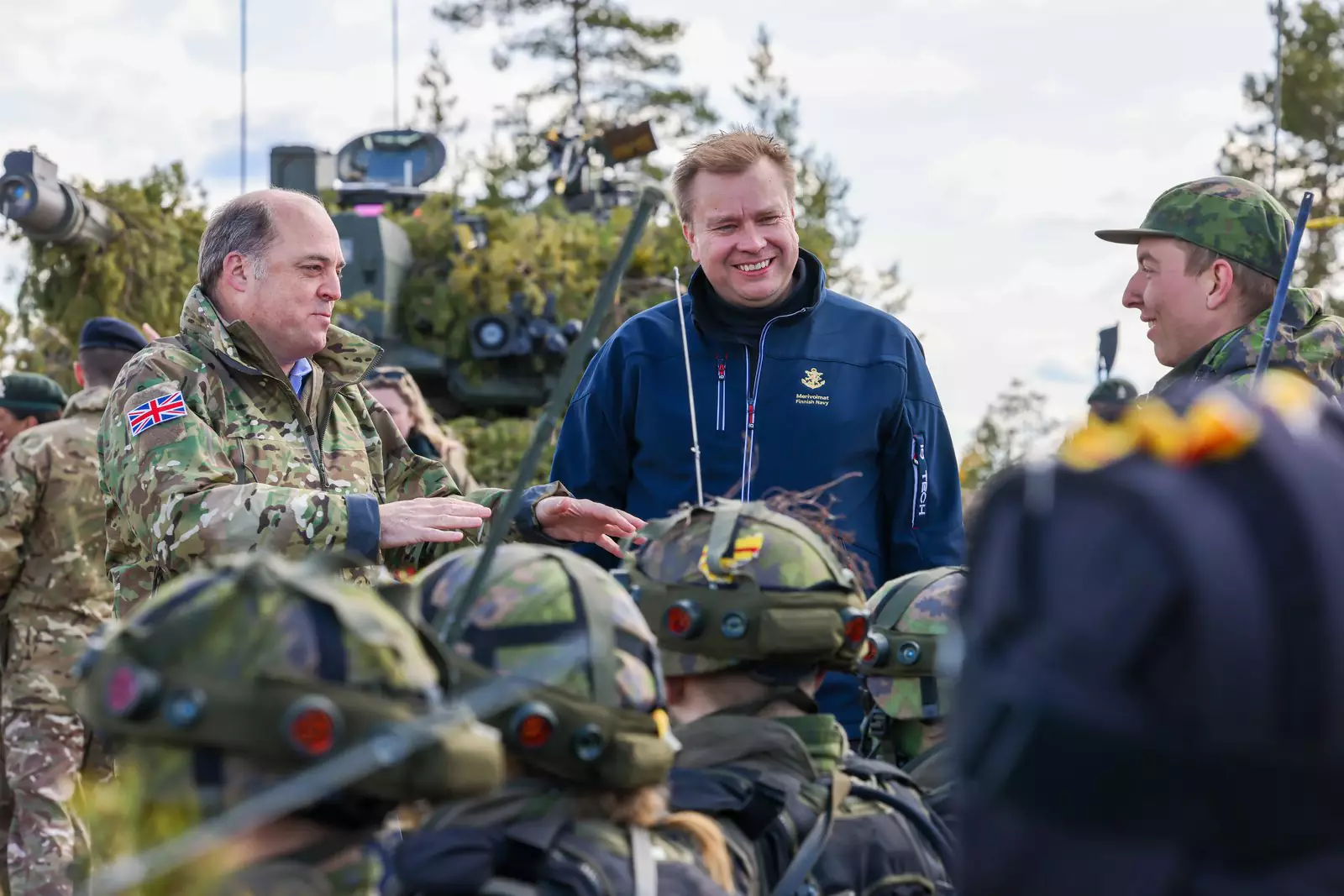 Бен Уоллес и Антти Кайкконен с участниками учений 