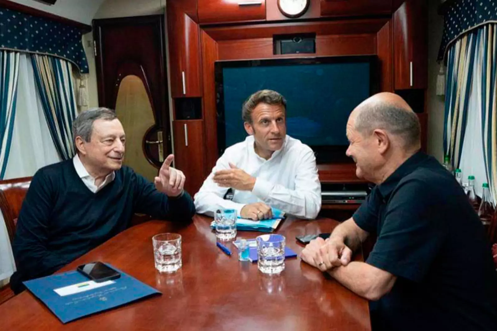 Лидеры трёх ведущих стран Европейского союза — президент Франции Эммануэль Макрон, канцлер Германии Олаф Шольц и премьер-министр Италии Марио Драги. Лидеры трёх ведущих стран Европейского союза — президент Франции Эммануэль Макрон, канцлер Германии Олаф Шольц и премьер-министр Италии Марио Драги.