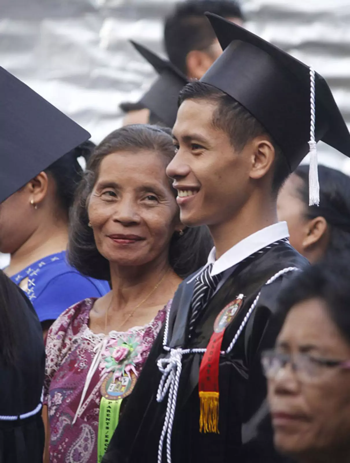 Полный гордости взгляд матери.