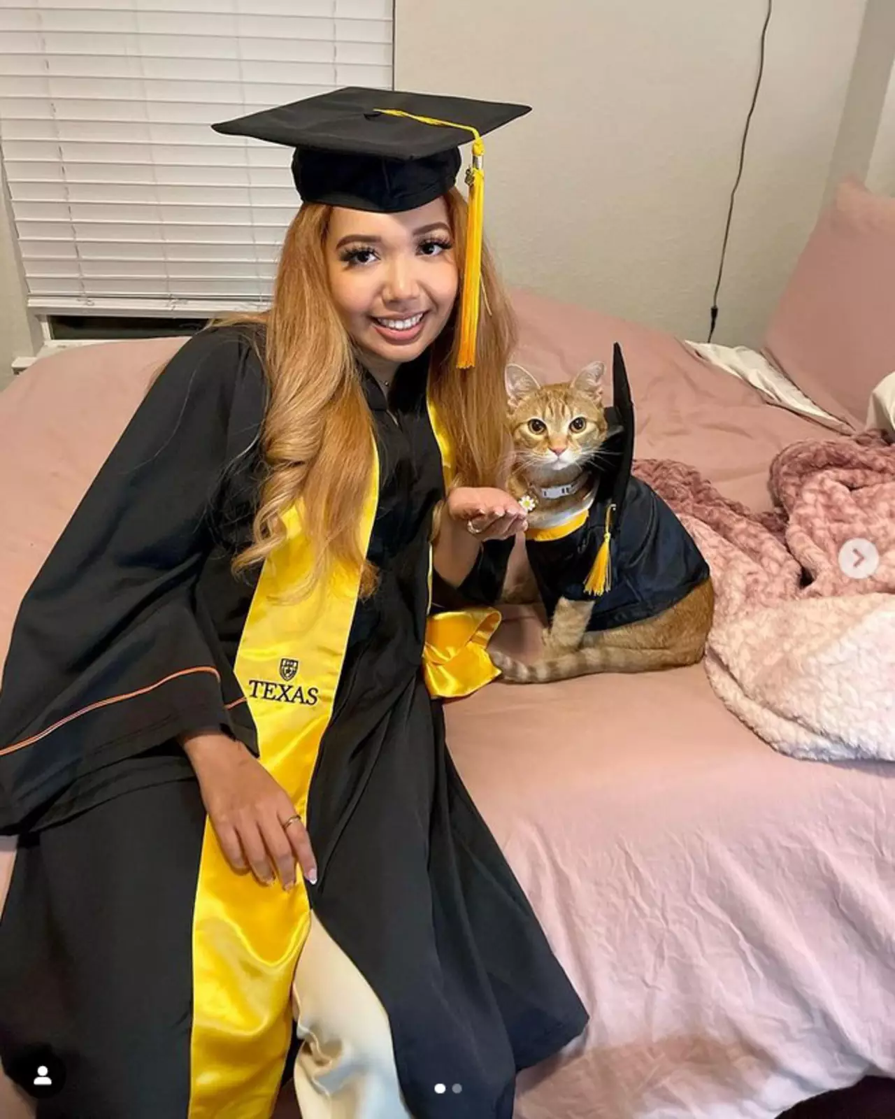 Чтобы поблагодарить котейку за компанию, Франческа решила устроить ей собственный мини-выпускной.