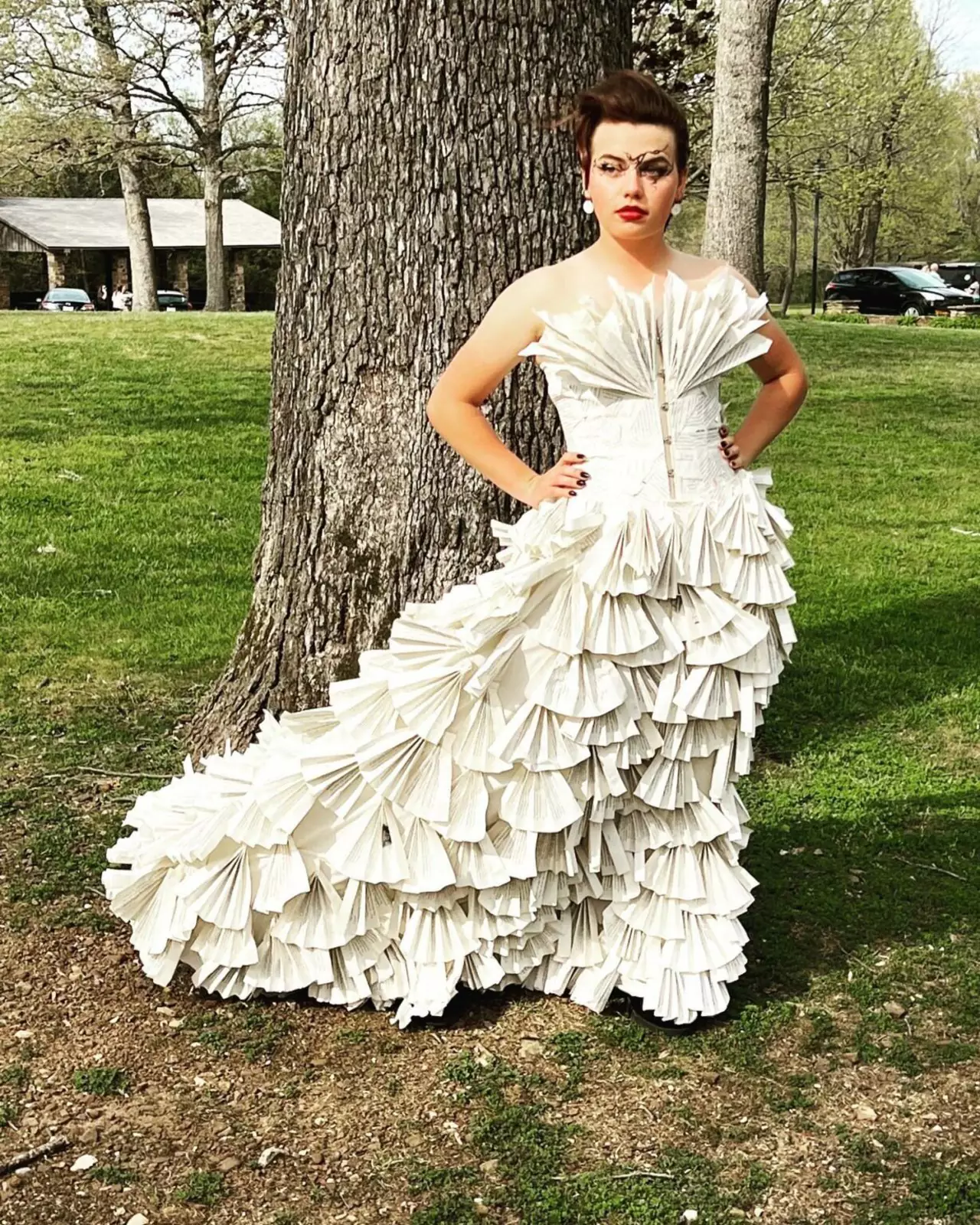 Хейли Скоч в платье из книжных страниц. Хейли Скоч в платье из книжных страниц.