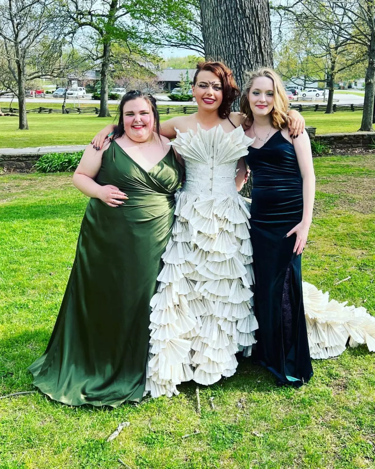 Когда Хейли пришла на выпускной в своем необычном платье, она произвела настоящий фурор среди одноклассников. Когда Хейли пришла на выпускной в своем необычном платье, она произвела настоящий фурор среди одноклассников.