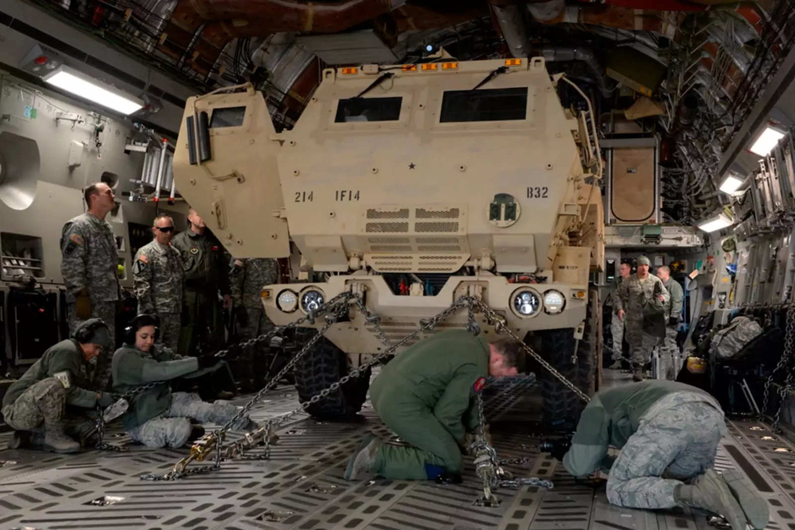 Американские солдаты готовят РСЗО Himars для отправки в Украину 