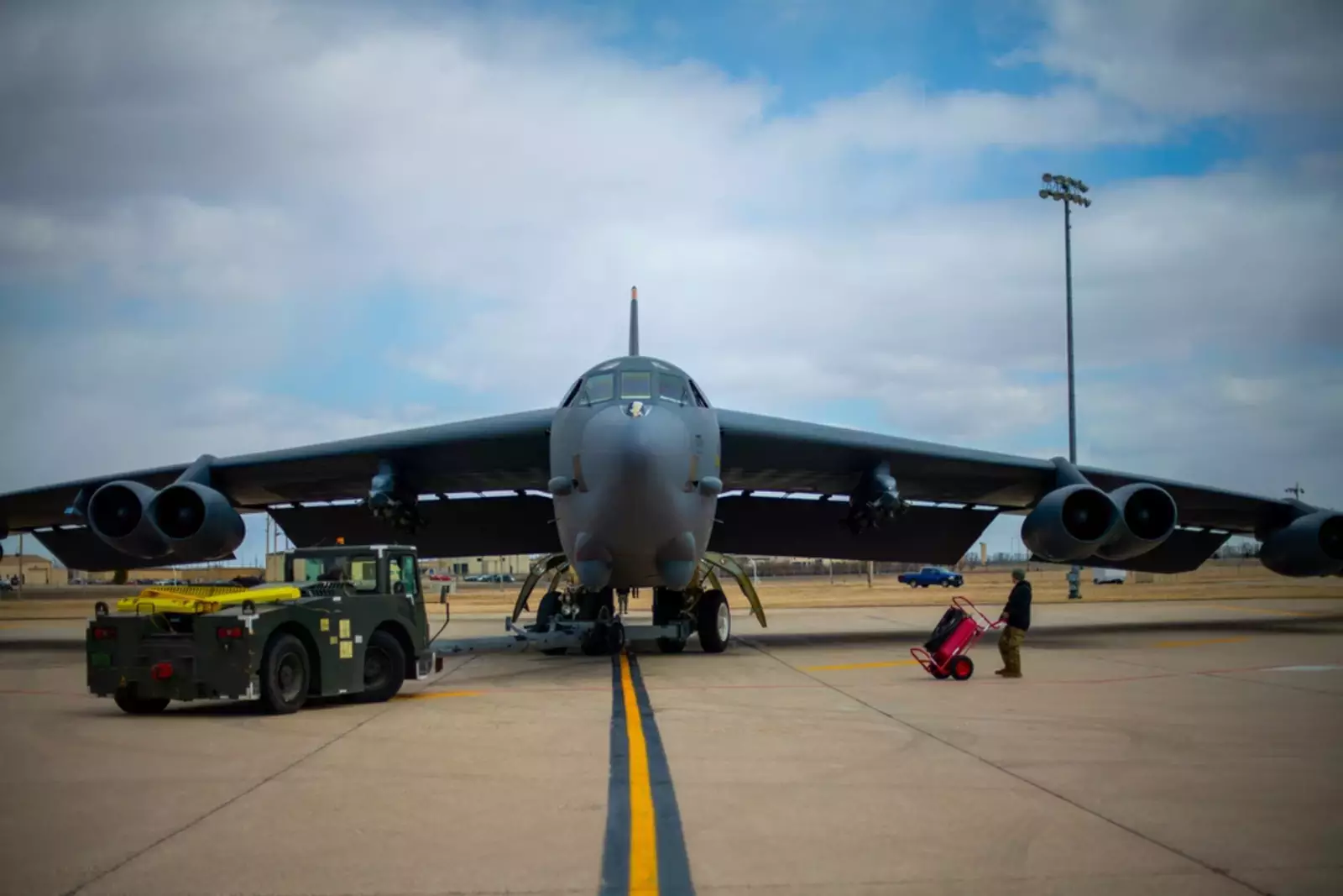 Военнослужащие 5-й эскадрильи технического обслуживания проводят проверку B-52H Stratofortress на авиабазе Майнот, Северная Дакота