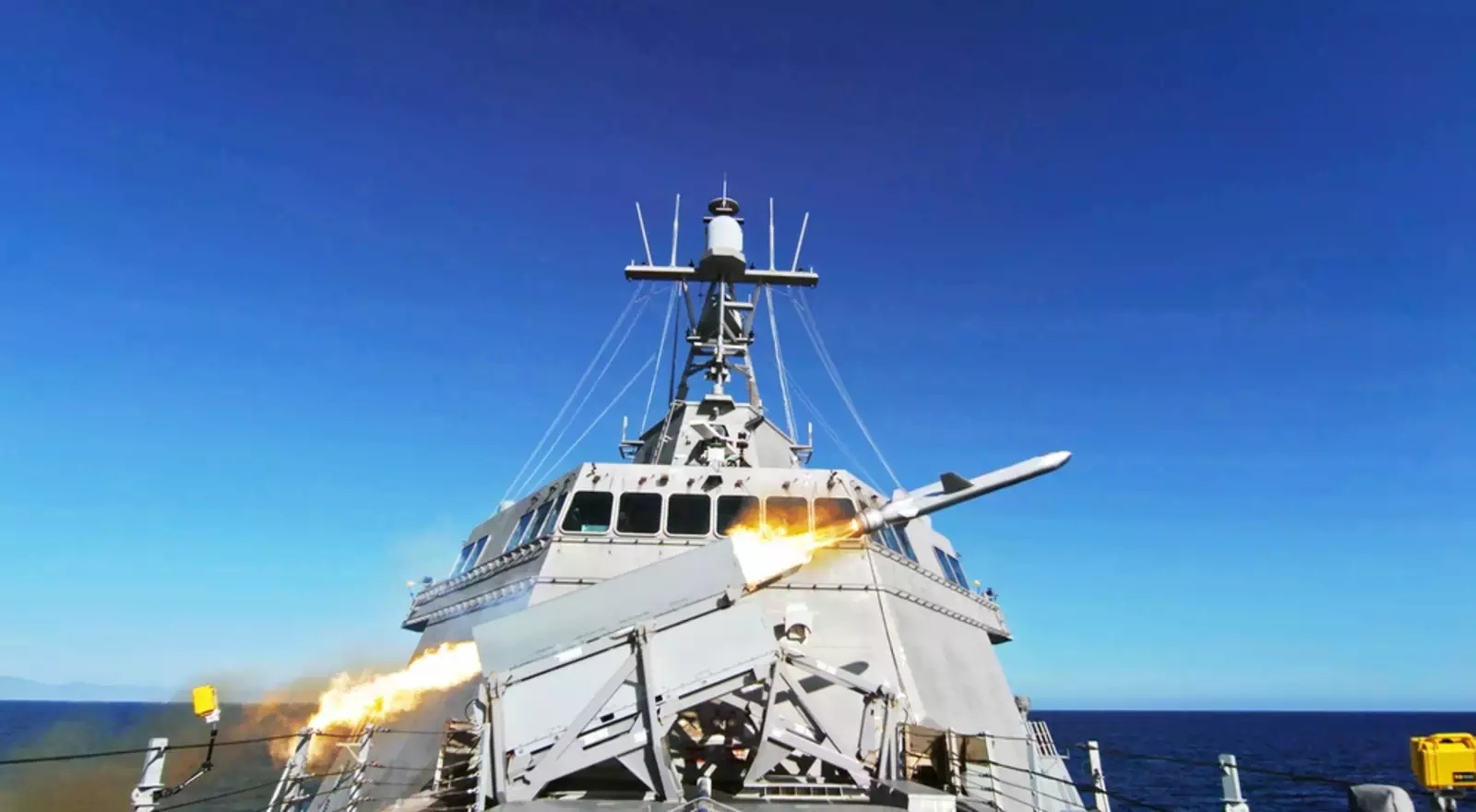 Пуск NSM с прибрежного боевого корабля USS Gabrielle Giffords (LCS 10) запускает военно-морскую ударную ракету в рамках эксплуатационных испытаний и оценки судна