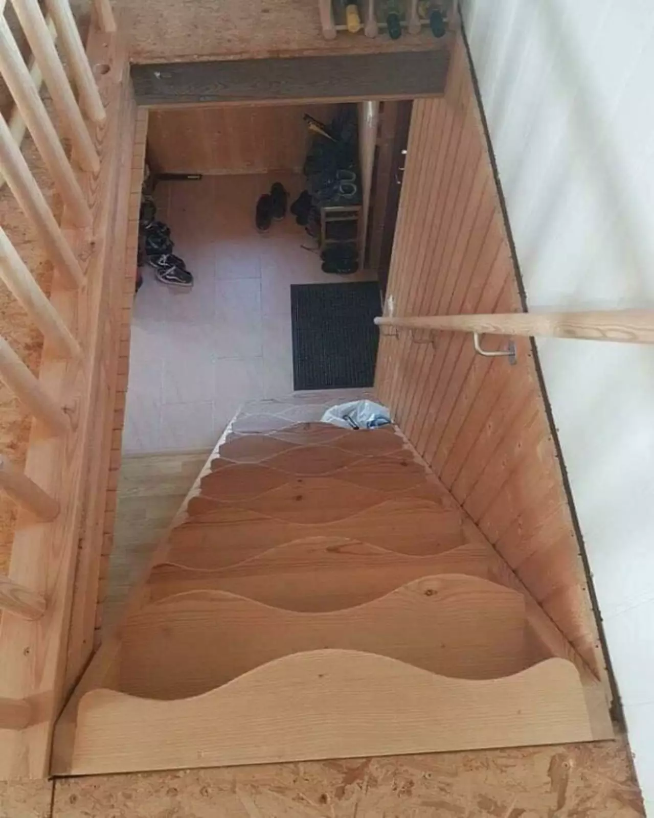 Волнистые ступеньки сделают спуск по лестнице веселее. Волнистые ступеньки сделают спуск по лестнице веселее.