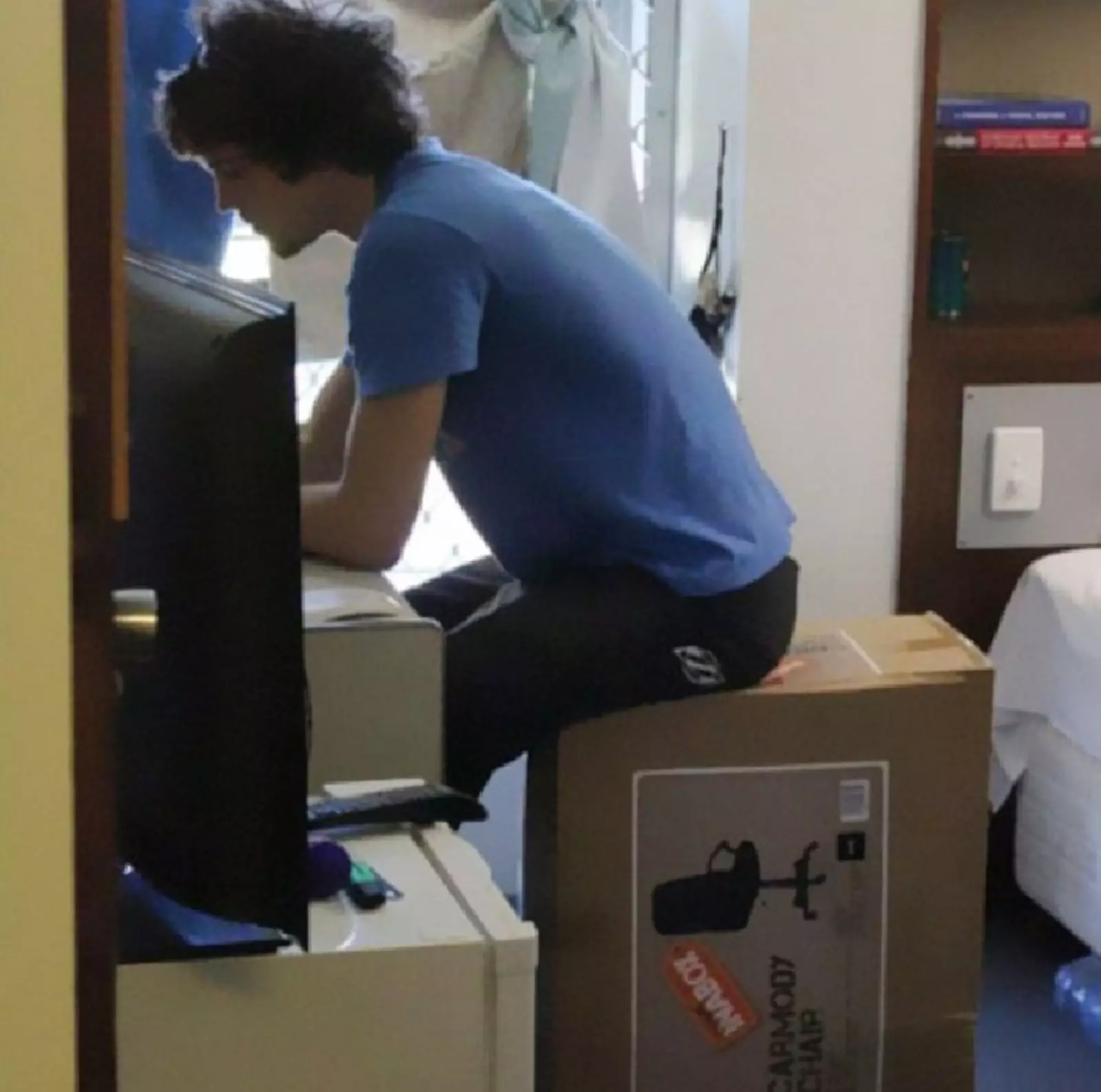 Собрать стул? Не, не слышал. Собрать стул? Не, не слышал.