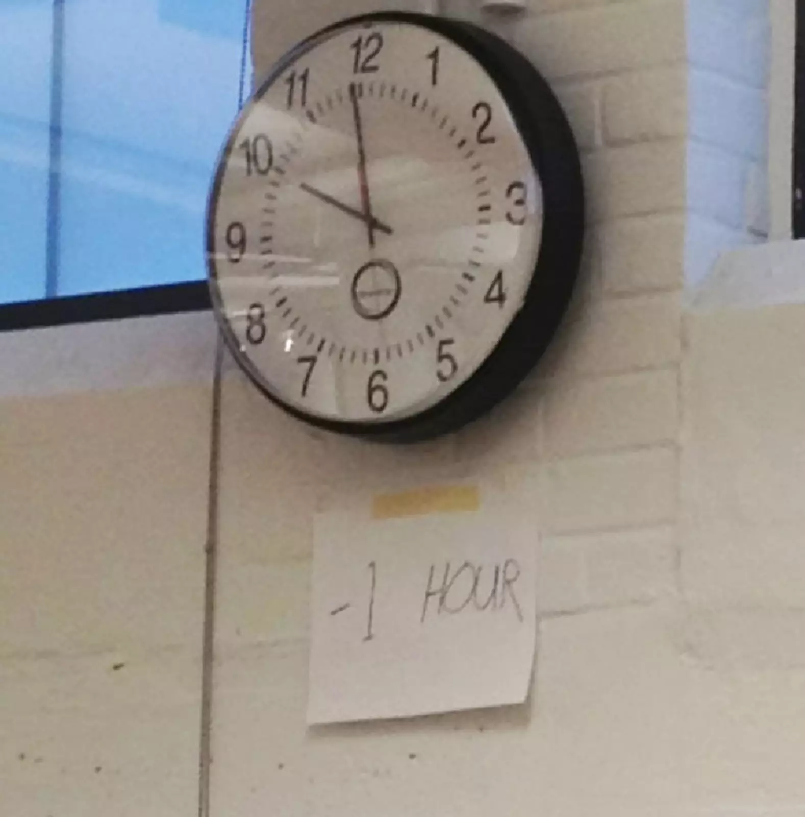 Зачем переводить часы, когда можно просто написать записку? Зачем переводить часы, когда можно просто написать записку?