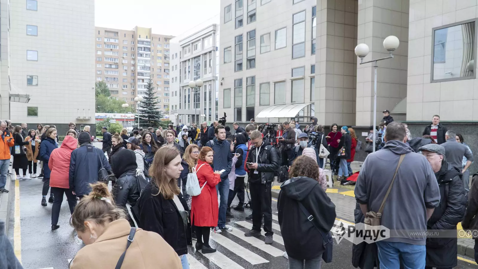 Люди собрались у здания Мосгорсуда Люди собрались у здания Мосгорсуда