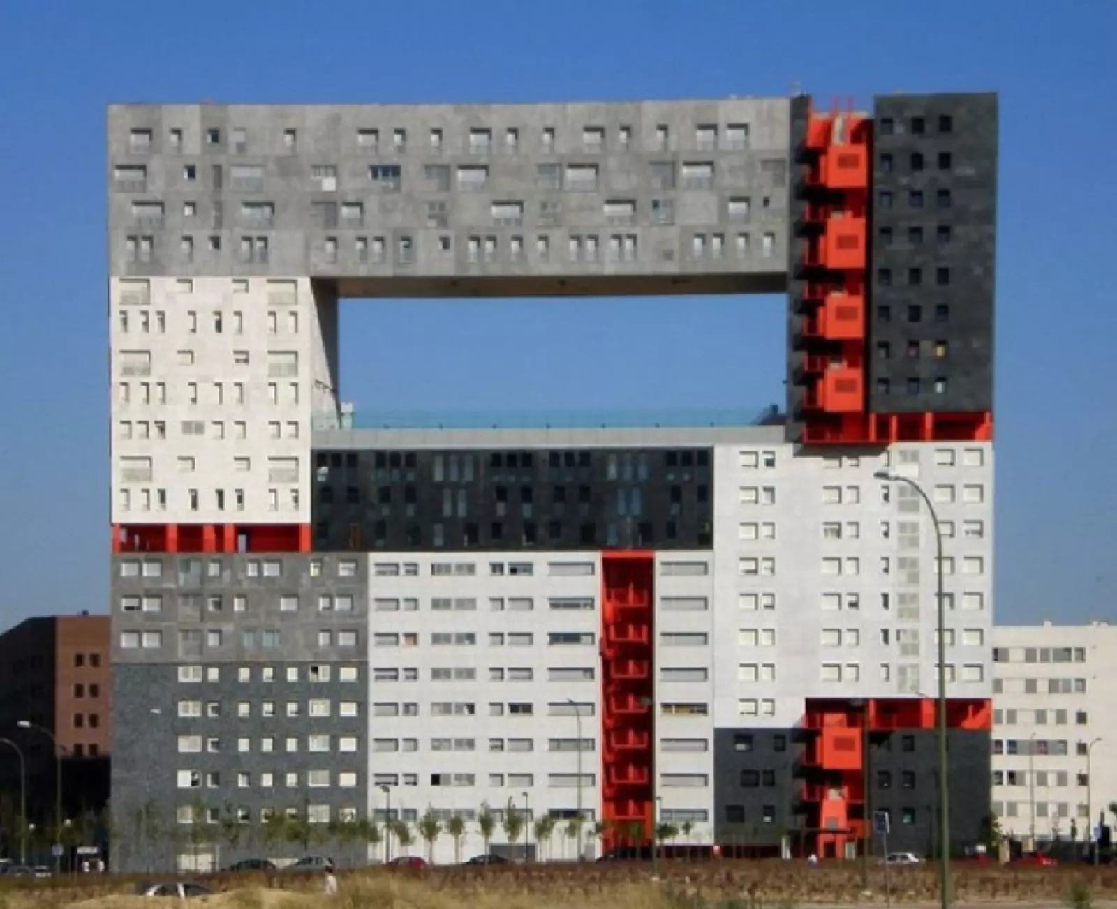 А создатель этого здания обожает «Лего». А создатель этого здания обожает «Лего».