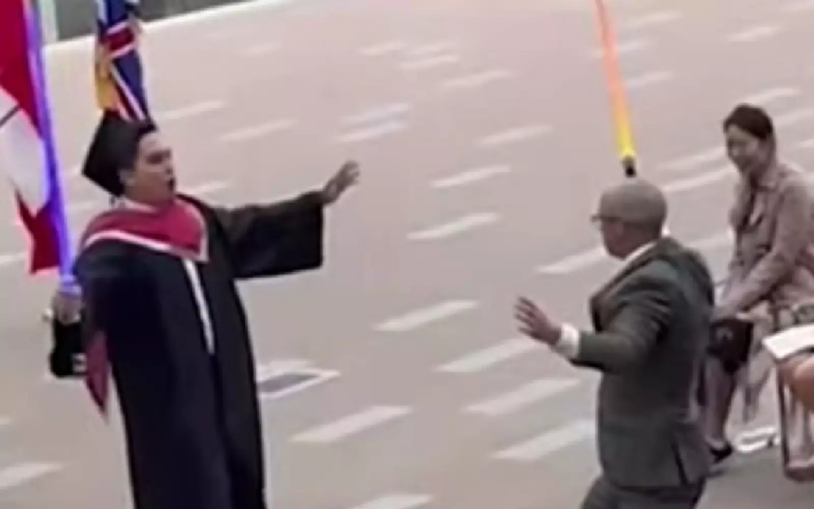 Выпускник Хантер Уорк-Пантойя и директор школы Тодд Клерксон. Выпускник Хантер Уорк-Пантойя и директор школы Тодд Клерксон.