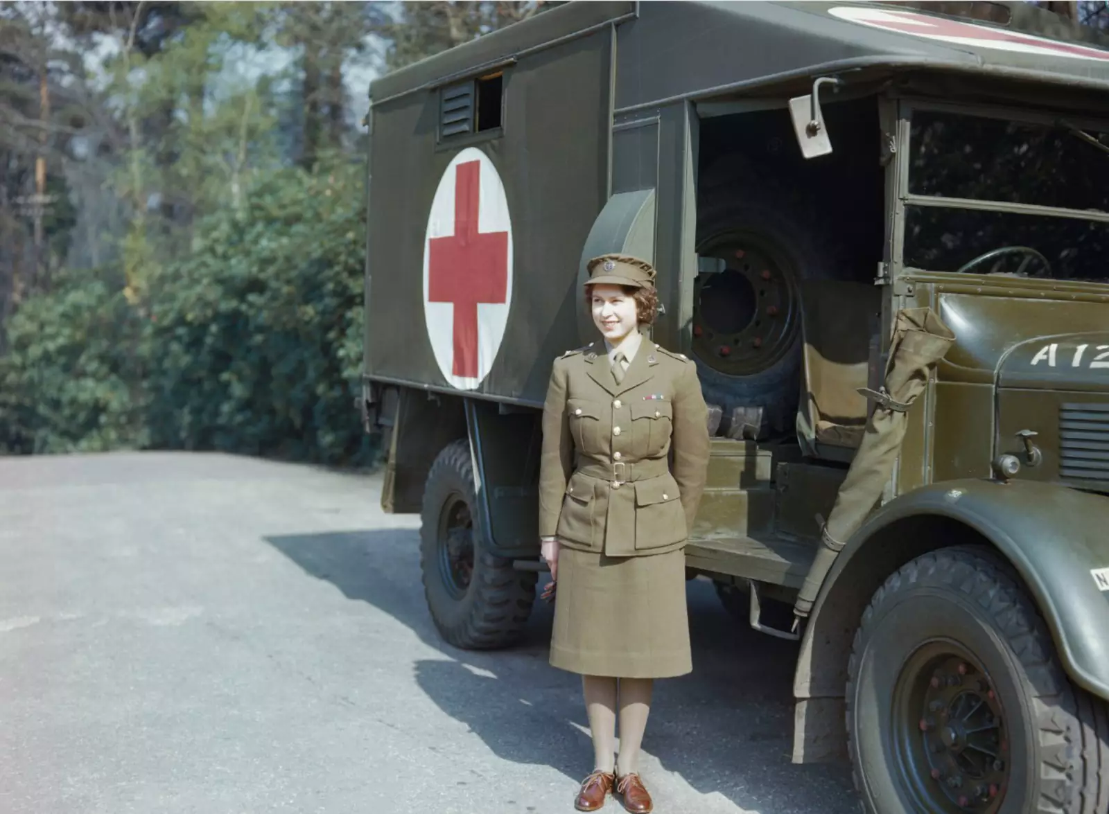 Елизавета в униформе Женского вспомогательного территориального корпуса в 1945 году