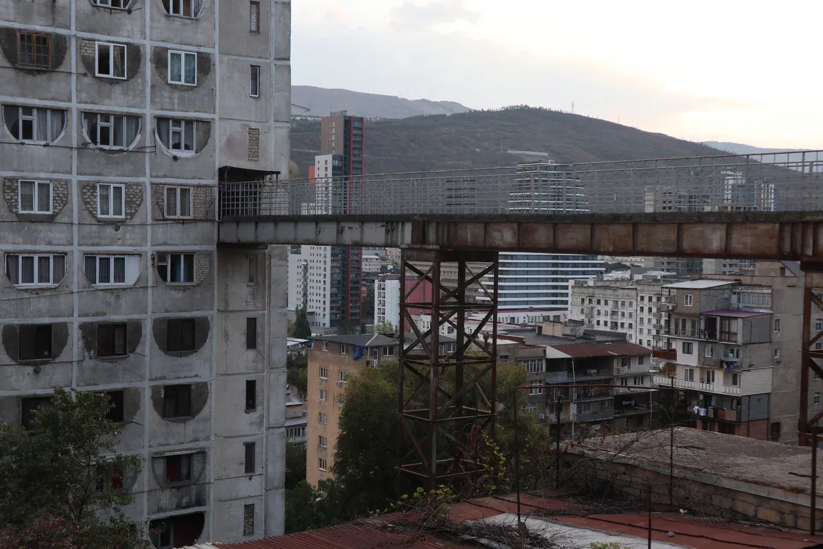 Платные лифты и мосты сквозь здания: уникальный комплекс советских  многоэтажек в Тбилиси